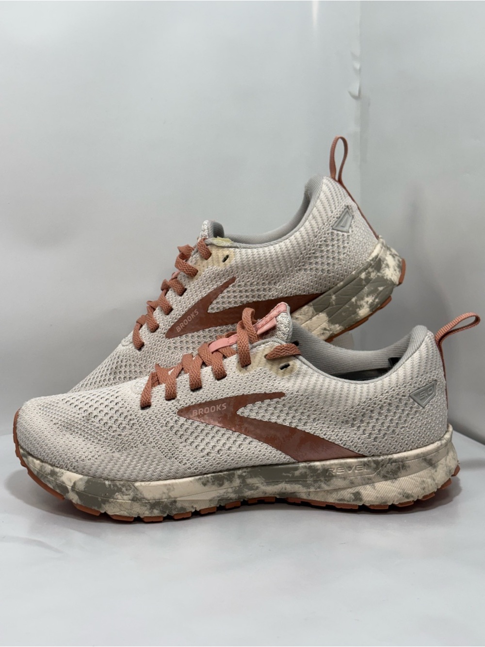 Brooks Revel 5 Women’s Size 7 Rose Gold/Cream Camo Sole Running Shoe 1203611B415